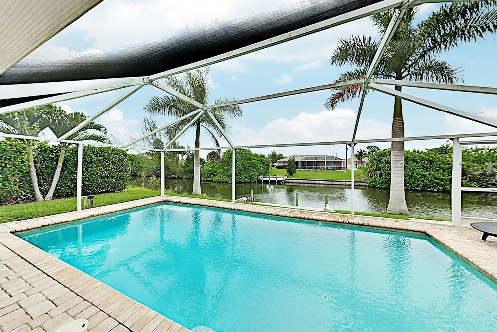Tropical W/ Screened Lanai, Saltwater Pool 4 Bedroom Home