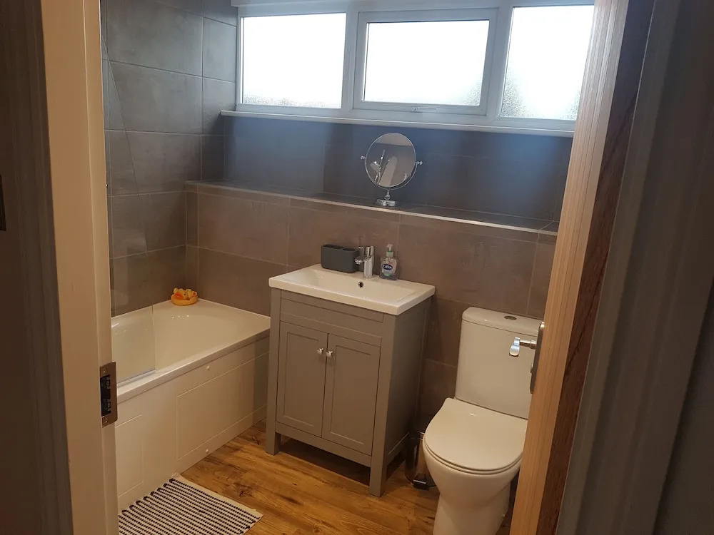 3 Bed Barn - Sleeps up to 6 - Parking - Wifi