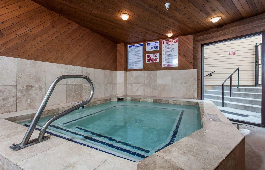 Carriage House Condominiums by All Seasons Resort Lodging