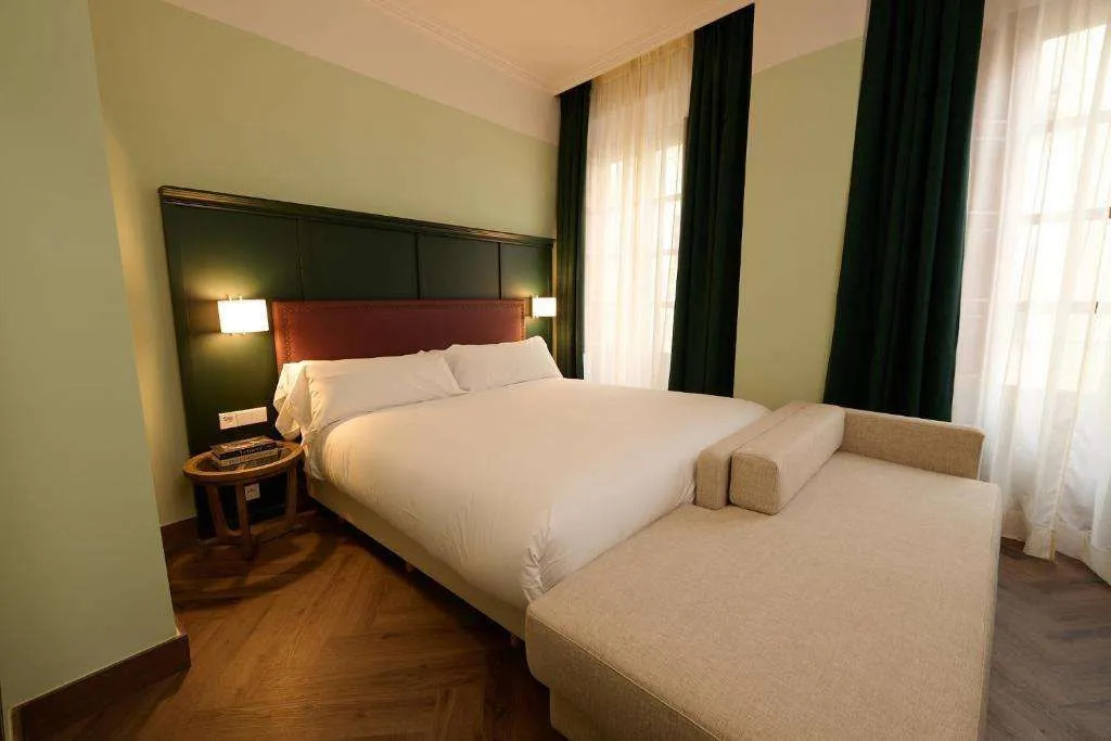 Honest Granada Hotel