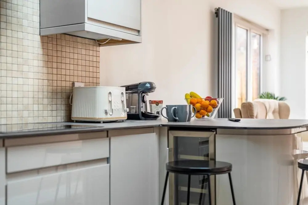 Stylish & Sleek 3BD Home Including Guest House in Southall