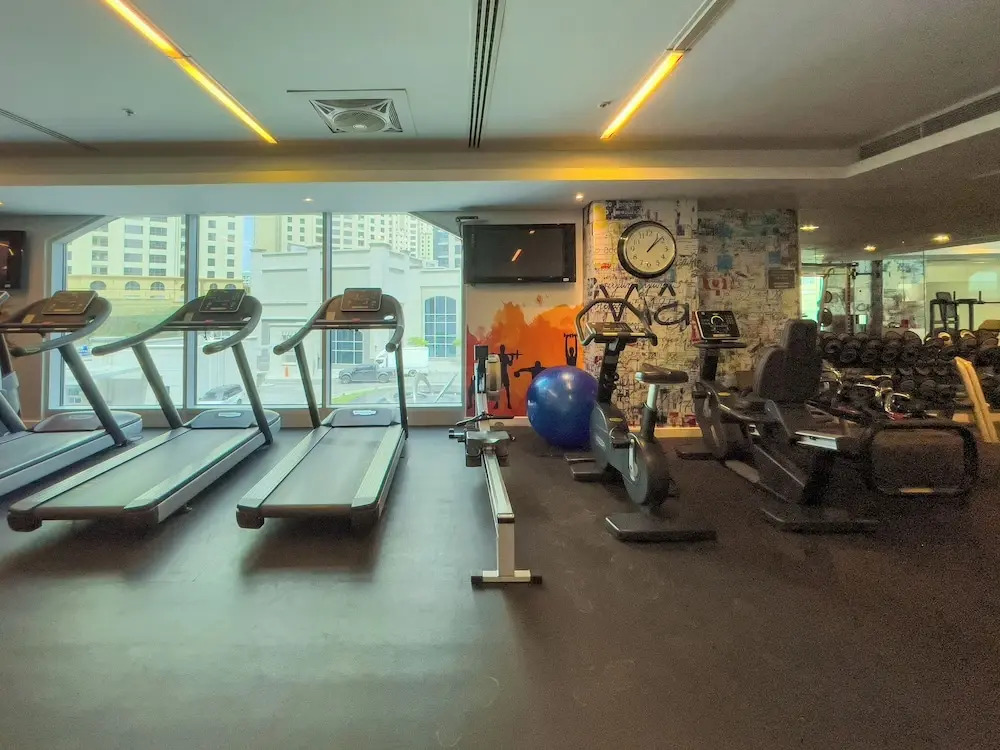 Maison Privee - Cosmopolitan Apt w/ Scenic Dubai Marina Vws
