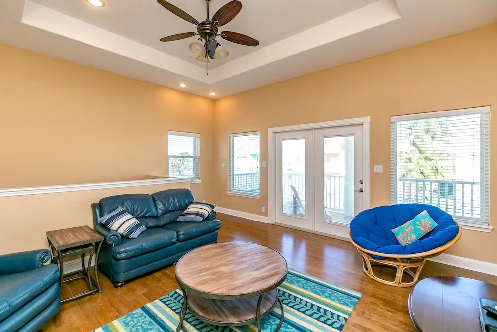 Walk To Beach! 3br, 3ba In Royal Sands With Access To 2 Pool 3 Bedroom Home