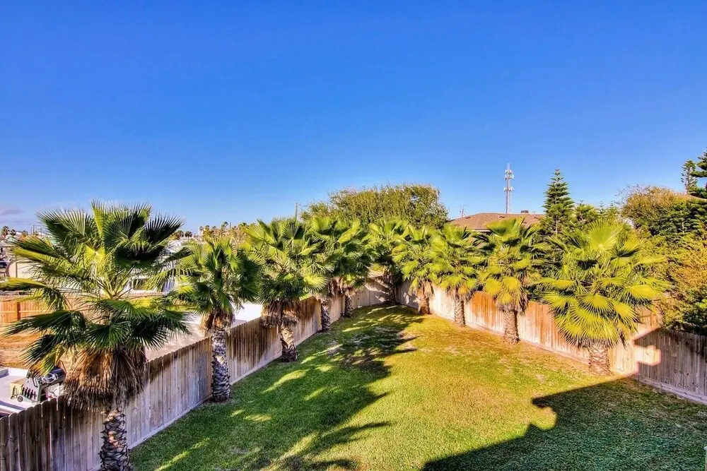 Saltwater Hippie 3 Bedroom Condo by Redawning
