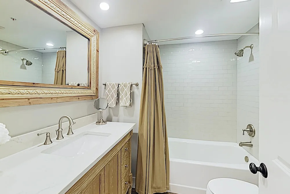 Polished Huntington Villa w/ Pool & Hot Tubs villa