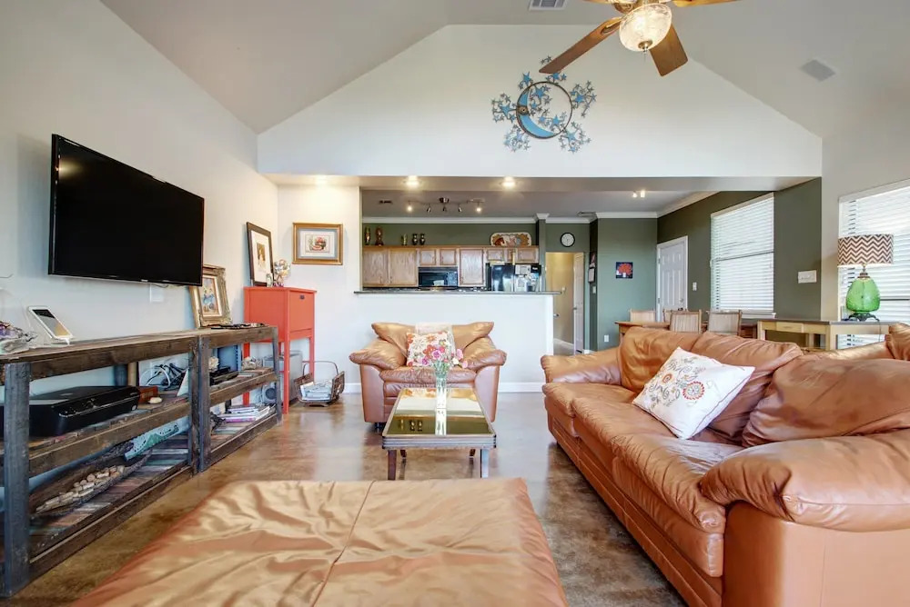 4BR 2.5BA The Lodge on Walnut Creek by RedAwning