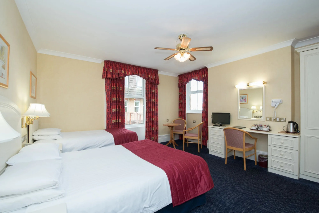 Elstead Hotel