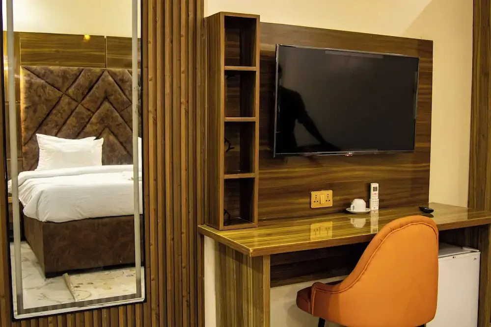 Nice-mason Serene and Suites