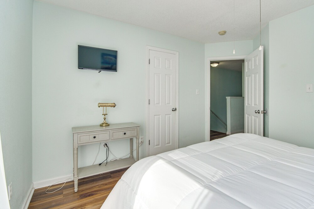 Stroll to Beach! 3BR Gulfport Escape, Pool Access