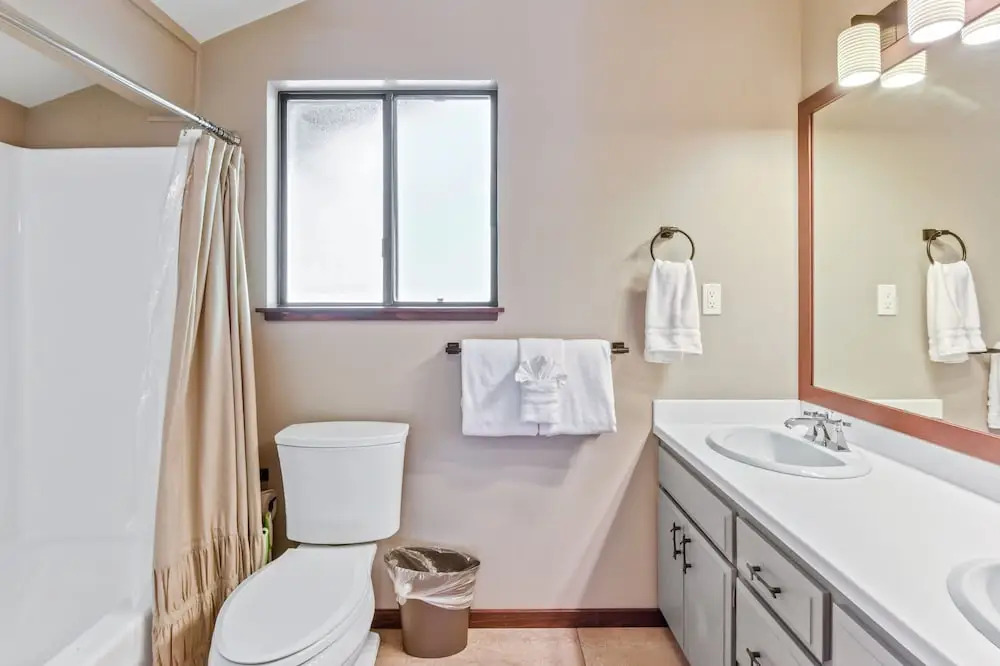 New Listing! Luxe W/ Hot Tub: Comp Shuttle 4 Bedroom Home