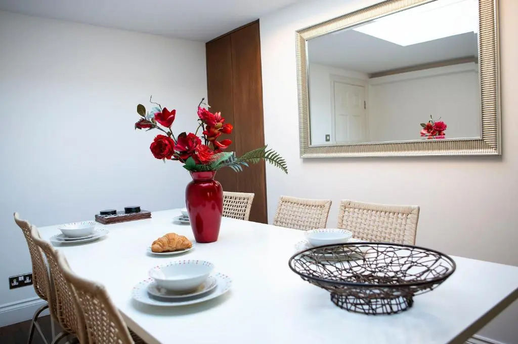 Apt 3, Trafalgar Sq (Duplex, 3rd & 4th flr)