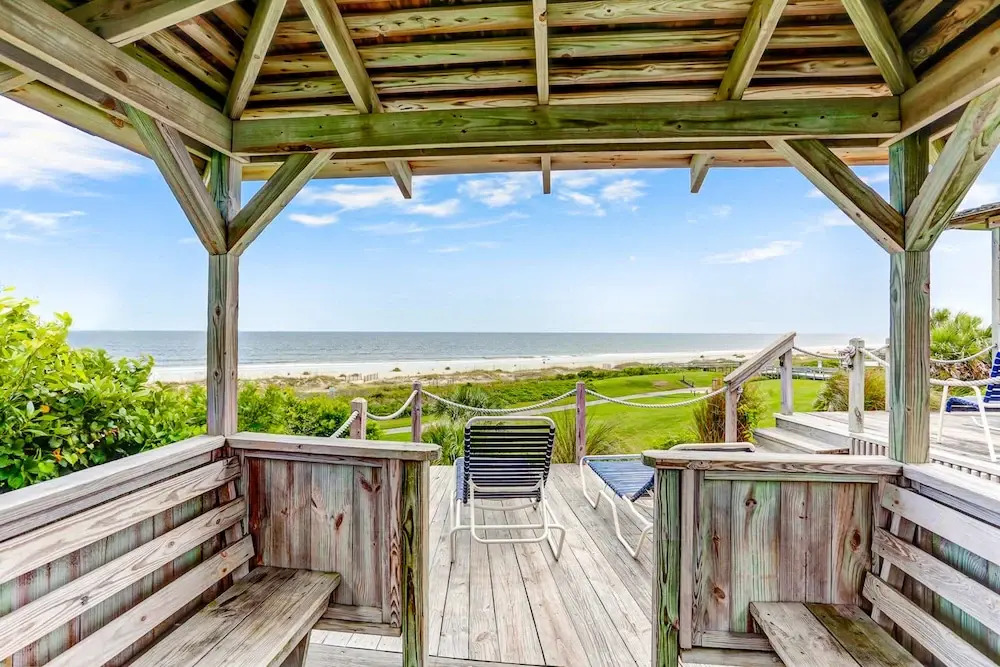 Spacious Condo With Beach Access, Balcony, AC & Outdoor Pool