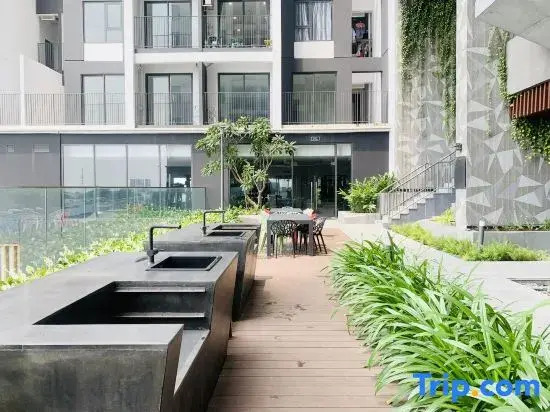 Tayastay - 1 bedroom apt at The Emerald Golf View - Pool, Gym, Near Aeon Mall and VSIP