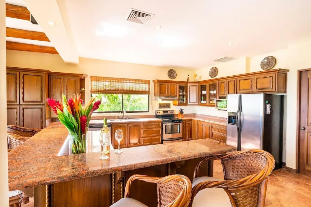 Luxurios Beachfront Villa on Flamingo Beach with Daily Maid and Security