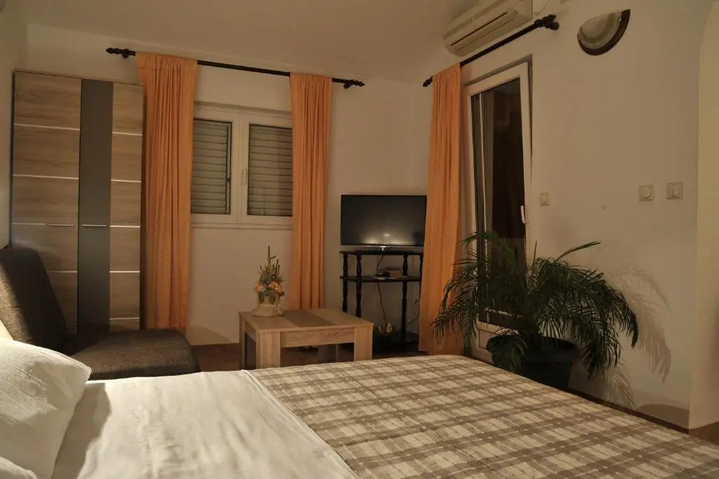 Huter Apartments