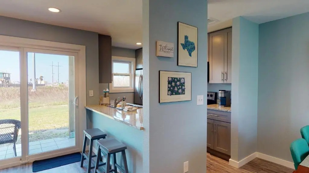 AH-G124 Remodeled First Floor Condo, Shared Pool & Hot Tub, Near Marina
