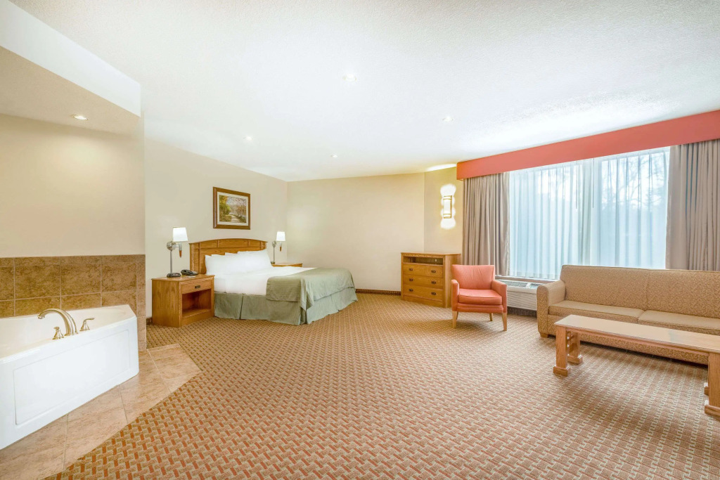 Ramada Tropics Resort & Conf Center by Wyndham Des Moines