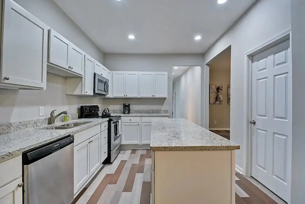 Spacious 6BR/3BA House w/ Parking! Sleeps 20!