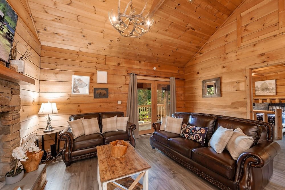 Pappy's Peak 2 Bedroom Cabin by RedAwning