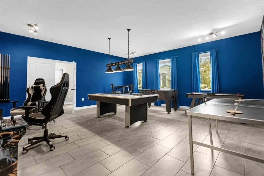 9 Bd 5 Ba Storey Lake 4559 Nl