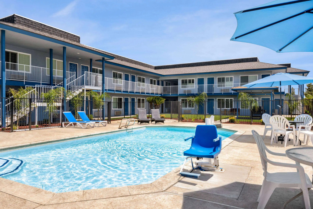 Super 8 by Wyndham Lindsay Olive Tree