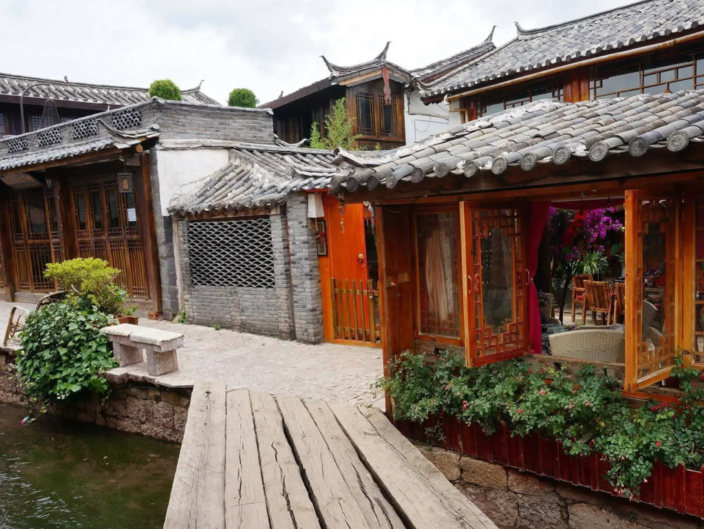 Lijiang Waterfront Inn