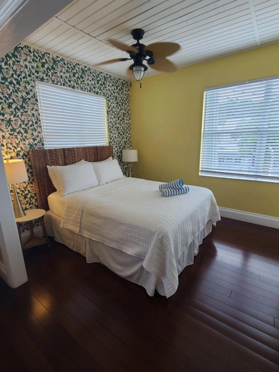 Duval Street Suite overlooking Duval with parking and pool