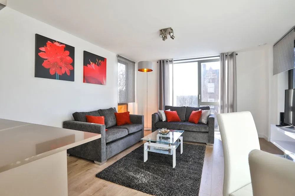 2 Bed 2 Bath flat close to underground