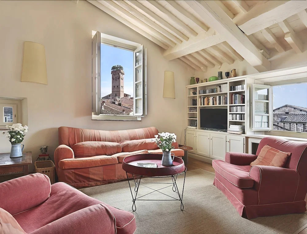 Isabella by Vacation in Lucca