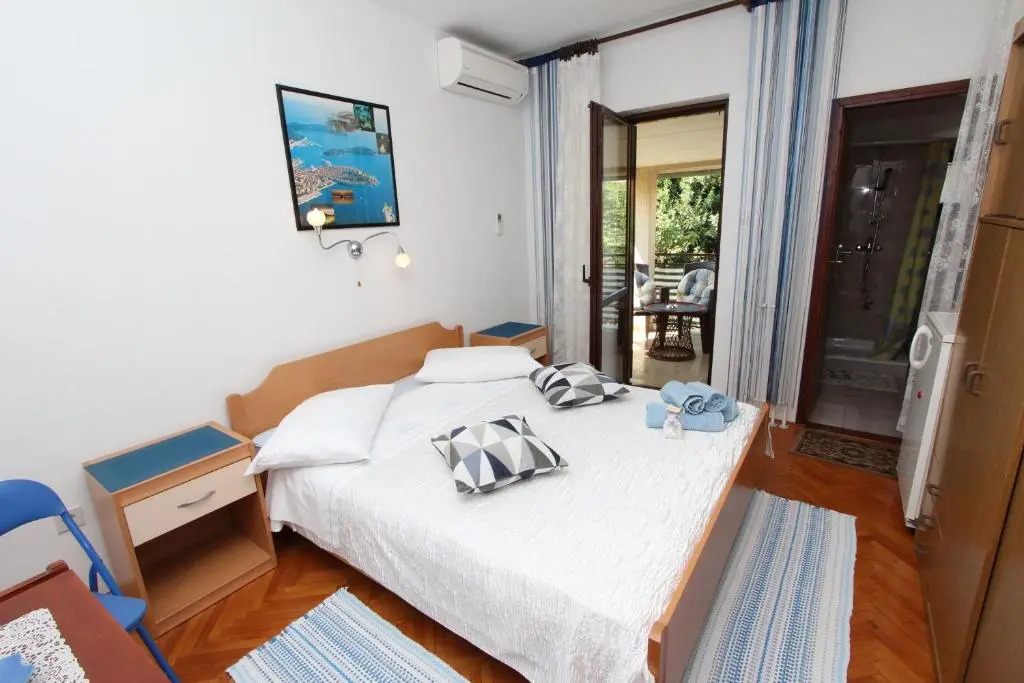 Rooms and Apartment Pina