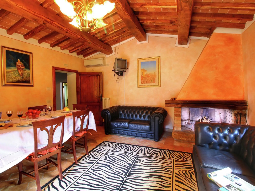 Rustic Villa with Private Pool near Montepulciano