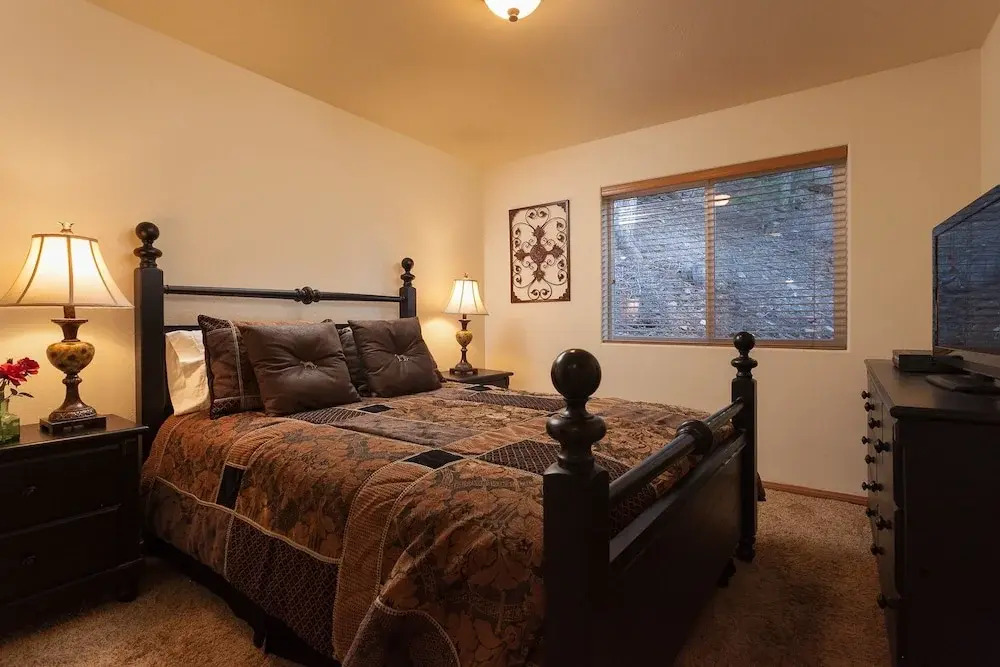 12 - Bear Mountain Chalet 4 Bedroom Home by Redawning
