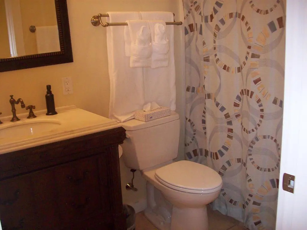 Cozy & Clean Second-Story Suite w/ Kitchenette & Free WiFi - Walk to the Harbor