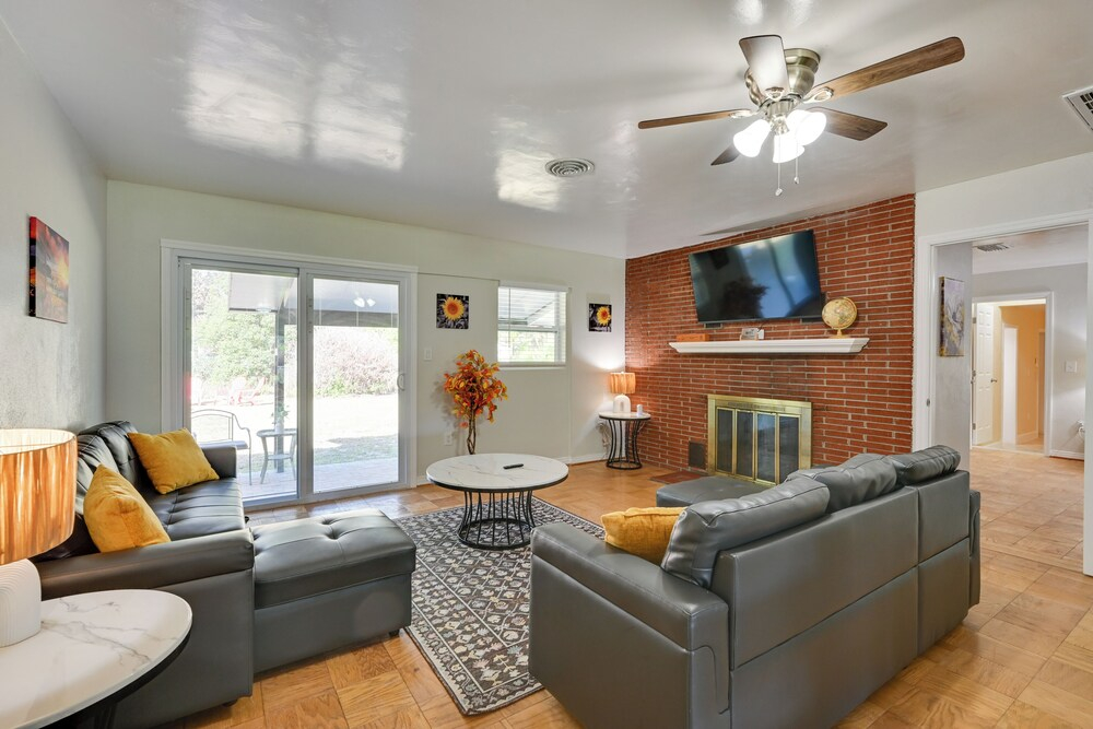 7 Mi to Busch Gardens! Family & Pet-friendly Home