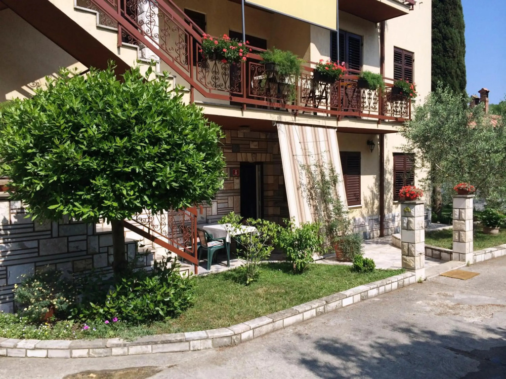Rooms and apartment Ana