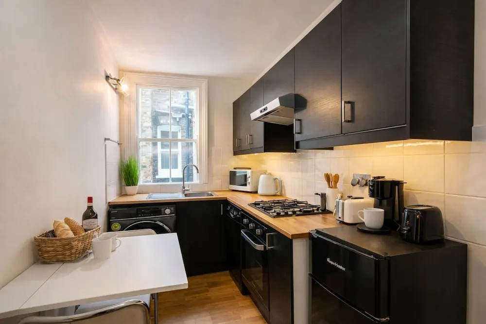 Cozy Fulham Retreat With Private Entrance & Hot Tub