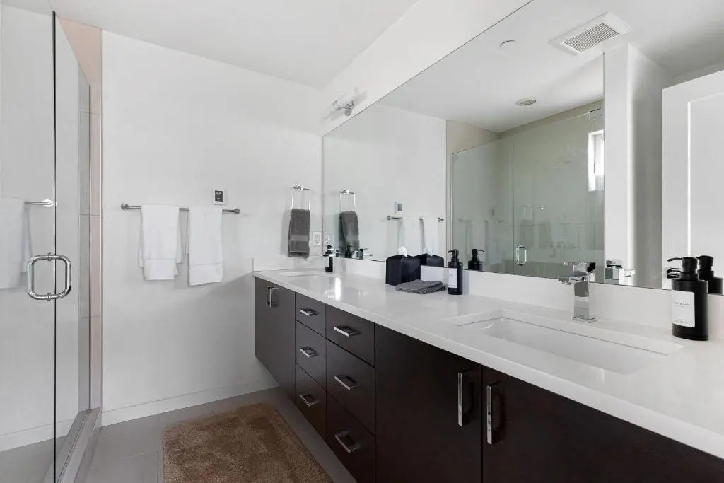 Rooftop Patio with Grill 2BR 3BA Central, Walkable Location