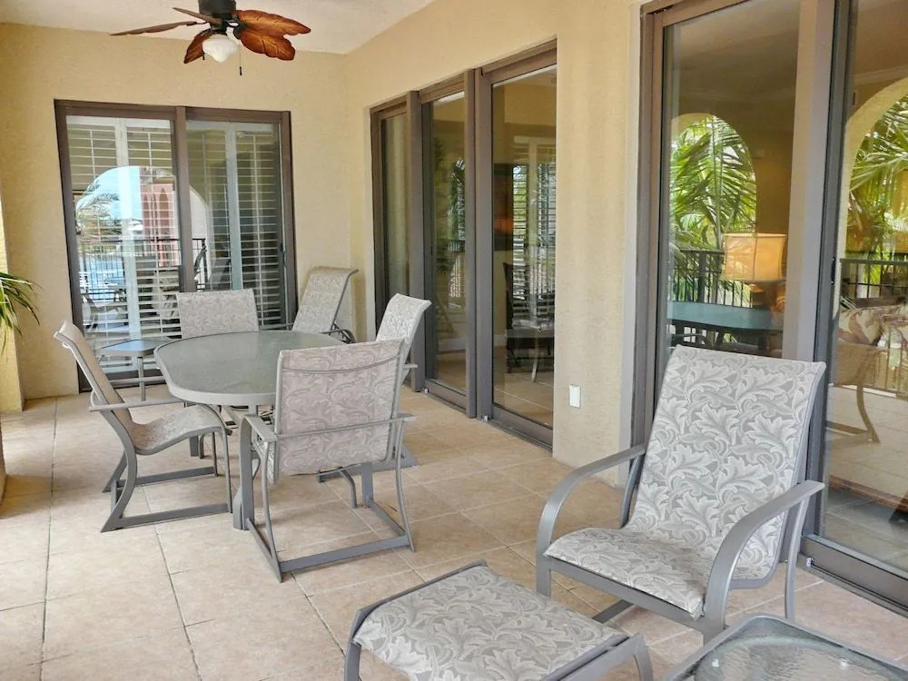 Luxurious Esplanade condo overlooking bay