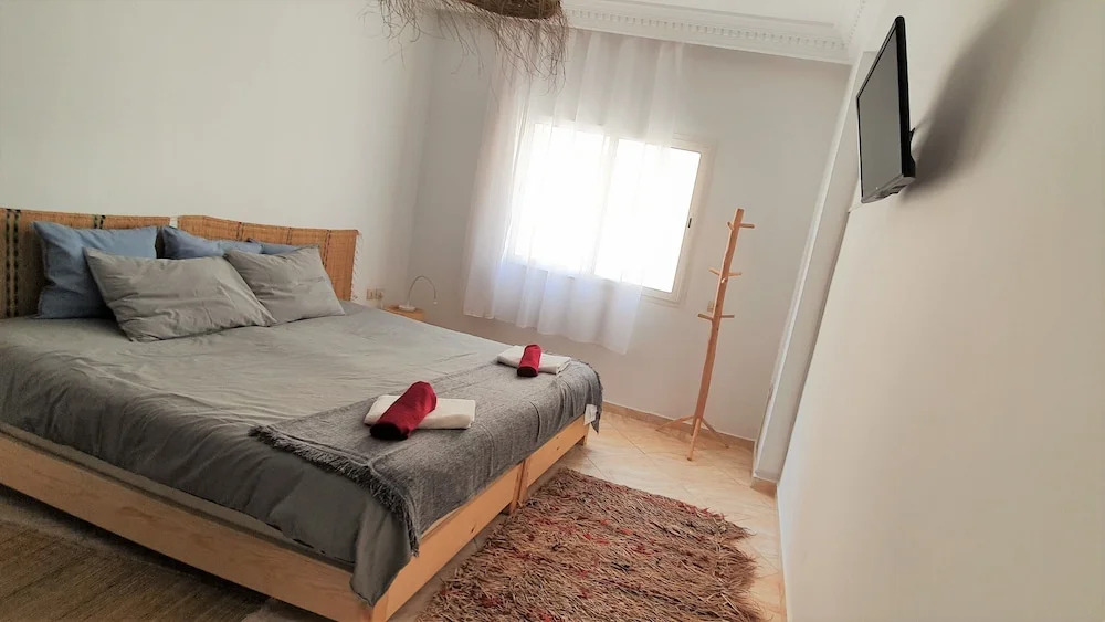 FRESH DESIGNED next to THE SEA -nice area - wifi