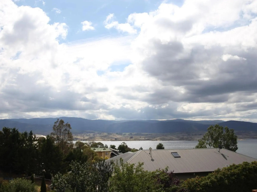 Spuren 4 of 2 Echidna Place East Jindabyne