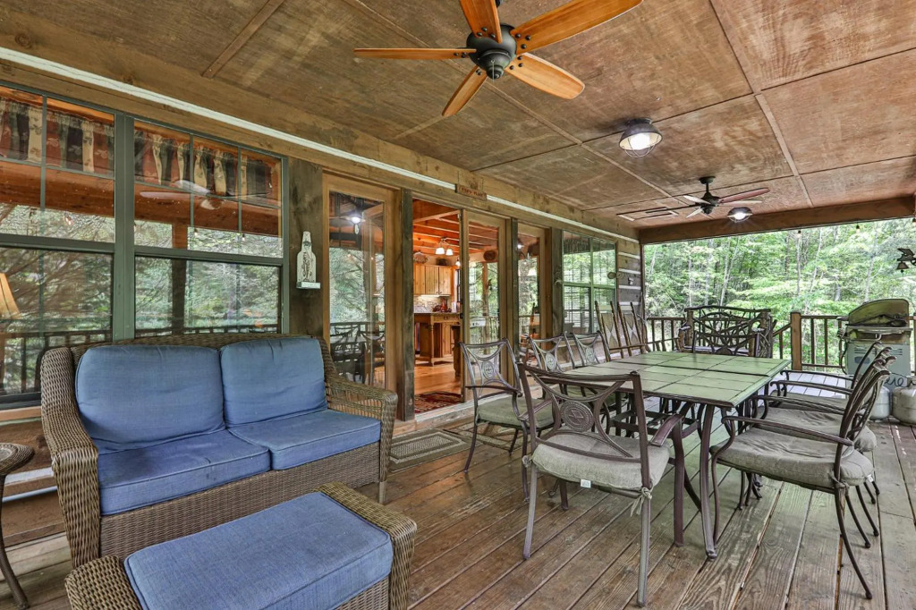 PICKs RIVERSIDE RETREAT