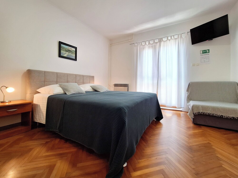 Apartment and Rooms Katunar