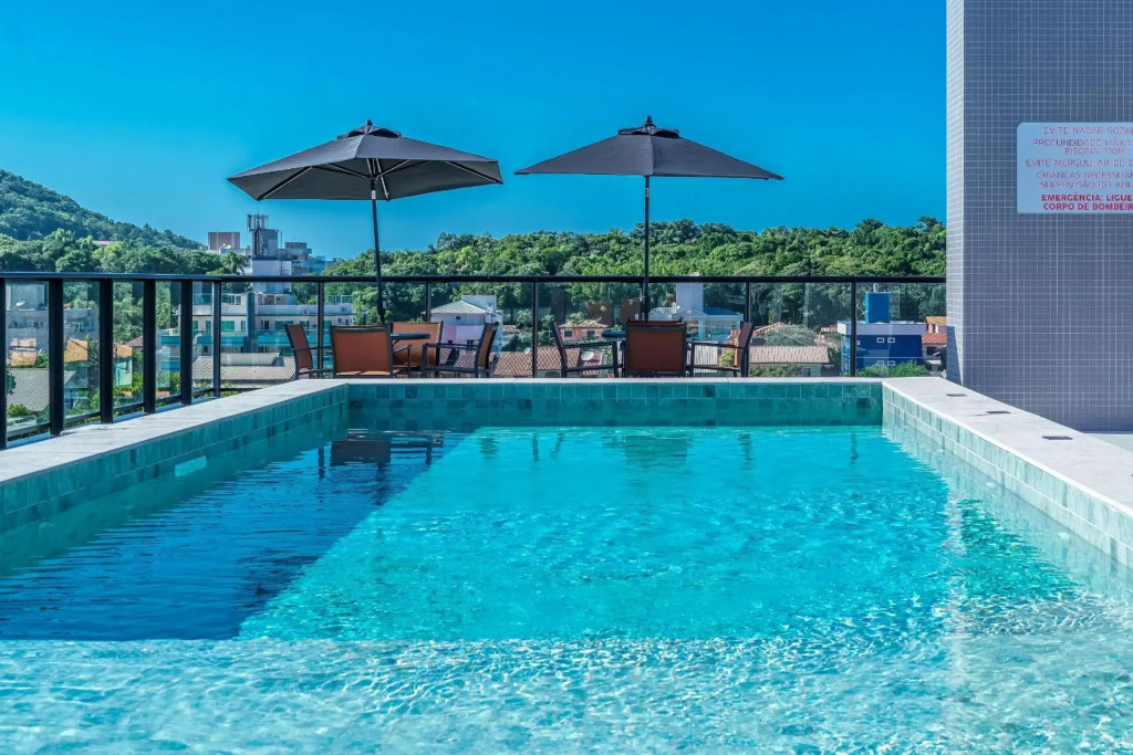 Adra 301 - Apartamento no centro de Bombinhas - Rooftop com piscina e academia - À poucos metros da praia
