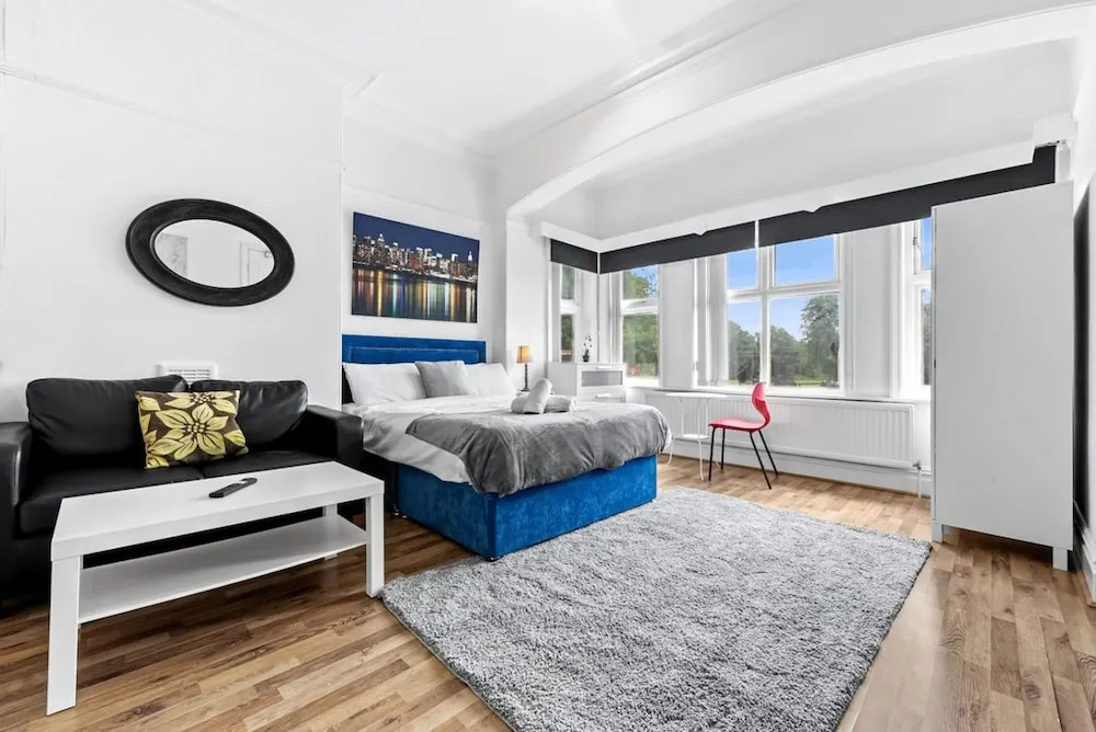 Large Modern Leeds Stay w 8 Private Ensuite Studio
