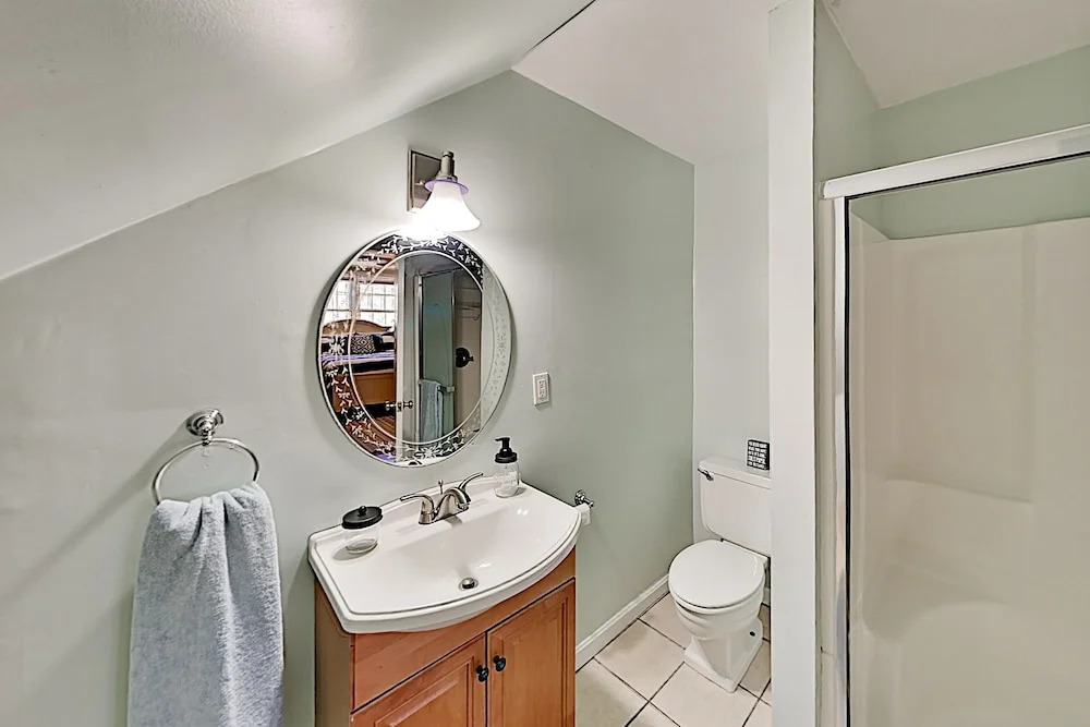 Renovated Retreat - Near Beaches & Town 5 Bedroom Home
