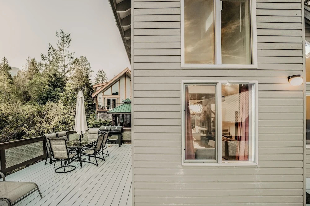 80mbr - Hot Tub - Wifi - Bbq - Wood Stove - Sleeps 9! 3 Bedroom Home by RedAwning