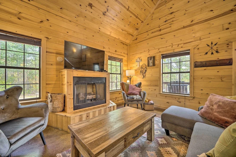 4 Mi to Beavers Bend: Cabin w/ Hot Tub & Games