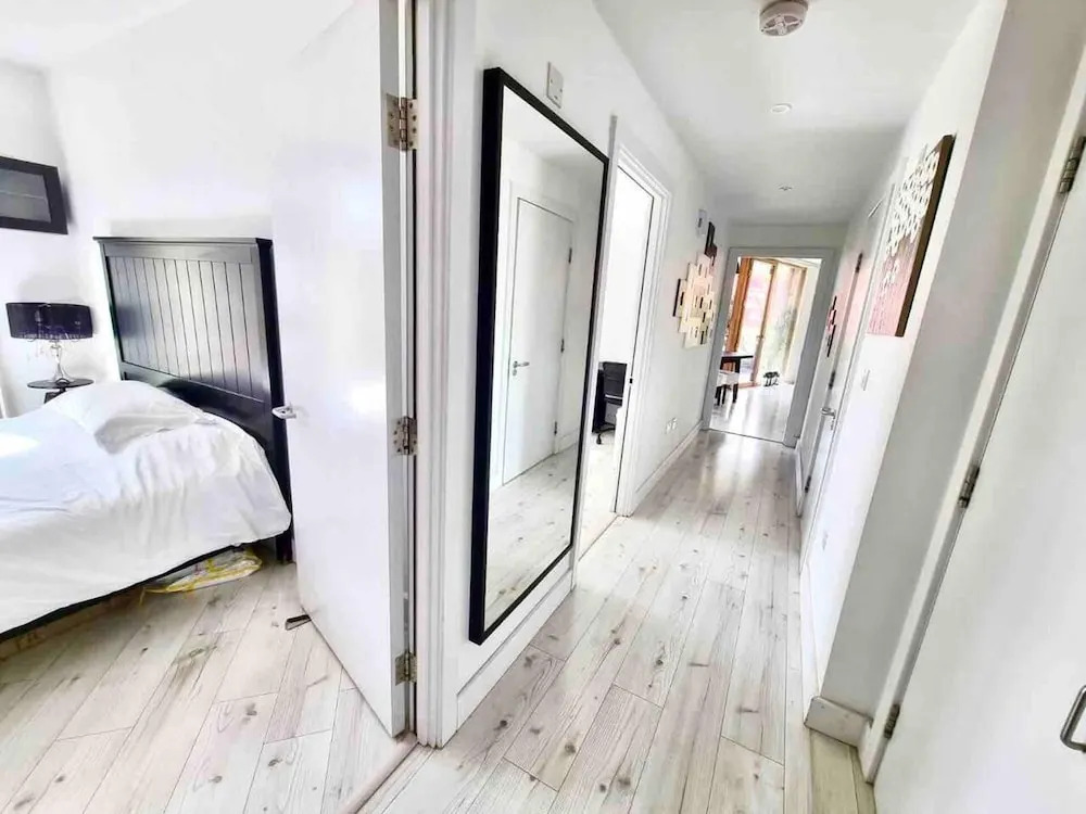 Notting Hill 2-bed Apt With Balcony, 1 min to Tube