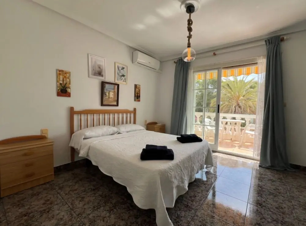 Charming 3-bedroom House With Shared Pool in Punta Prima, Torrevieja