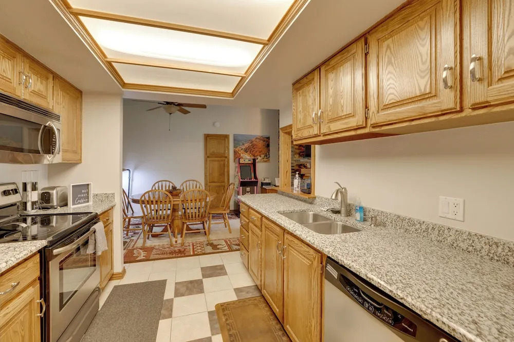 Ski-in/ski-out Brian Head Condo w/ Pool Access!